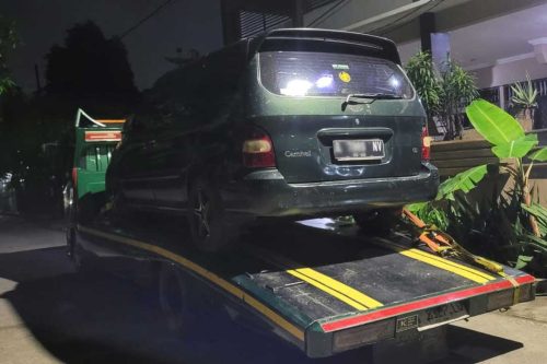 mobil mangkrak
